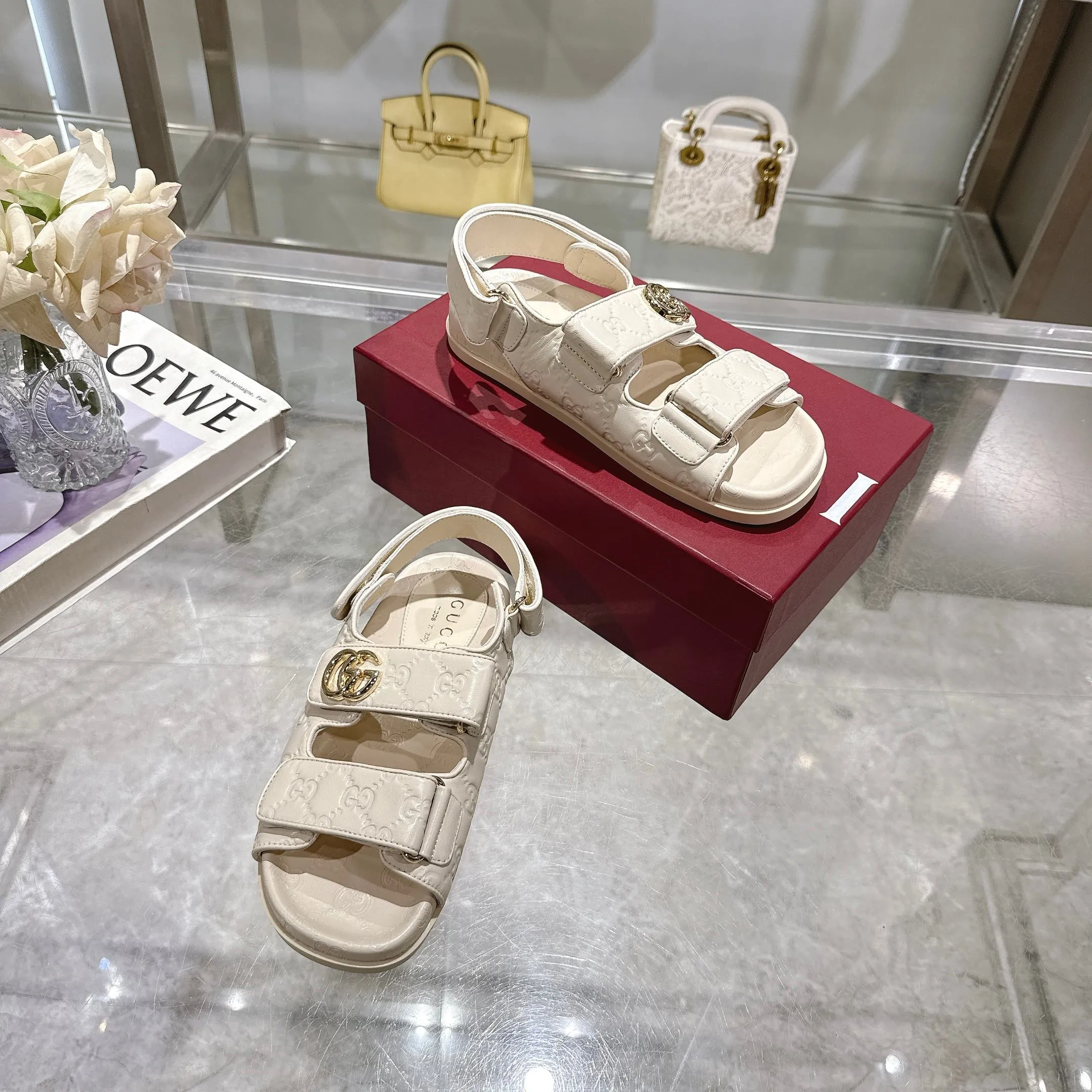 Wholesale direct sales 260👟👟 Gucci’s modern design aesthetic explores the path of unique craftsmanship, cleverly integrating the brand’s classic elements with its beloved brand identity. The sandal is embellished with the beloved Double G hardware, adding a touch of understated branding to the design, complementing the versatility of the Velcro straps. Women Light gold tone hardware Sheepskin lining Double G Rubber sole Velcro fastening Flat sole